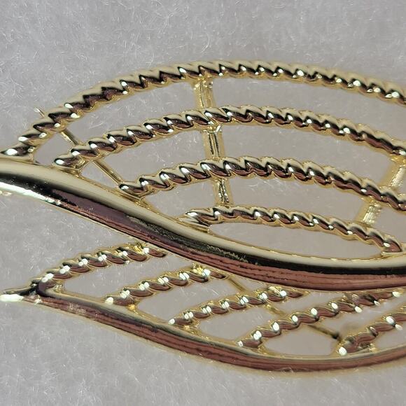 Gold Tone Leaves Classic Openwork Retro Feminine Floral Brooch - Picture 3 of 3